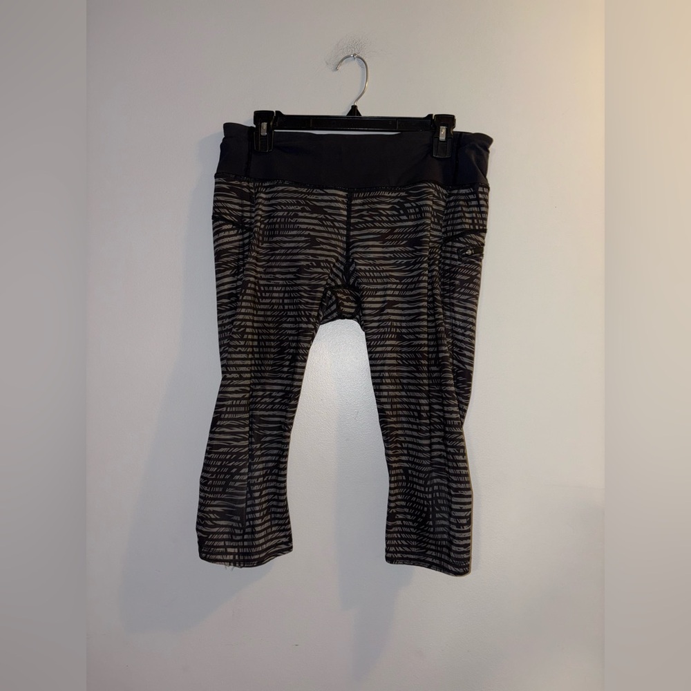 Lululemon • Printed Cropped Leggings